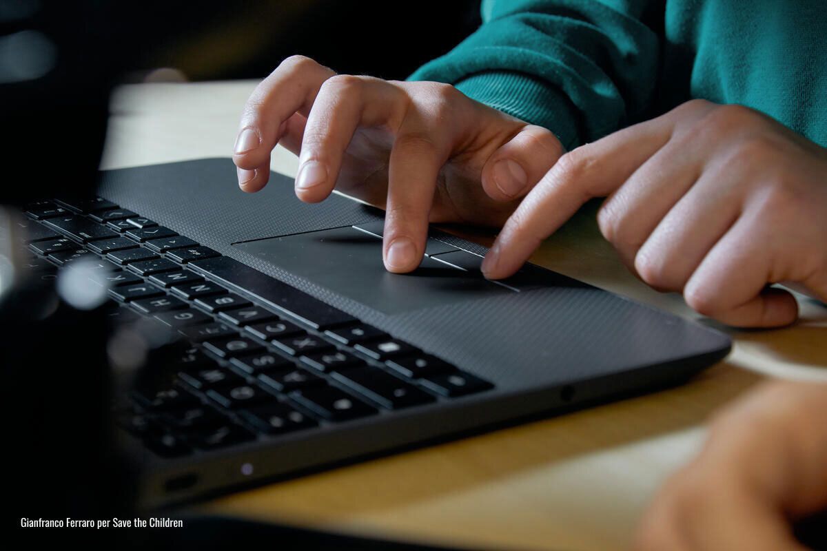 Mani che interagiscono con un trackpad di un notebook
